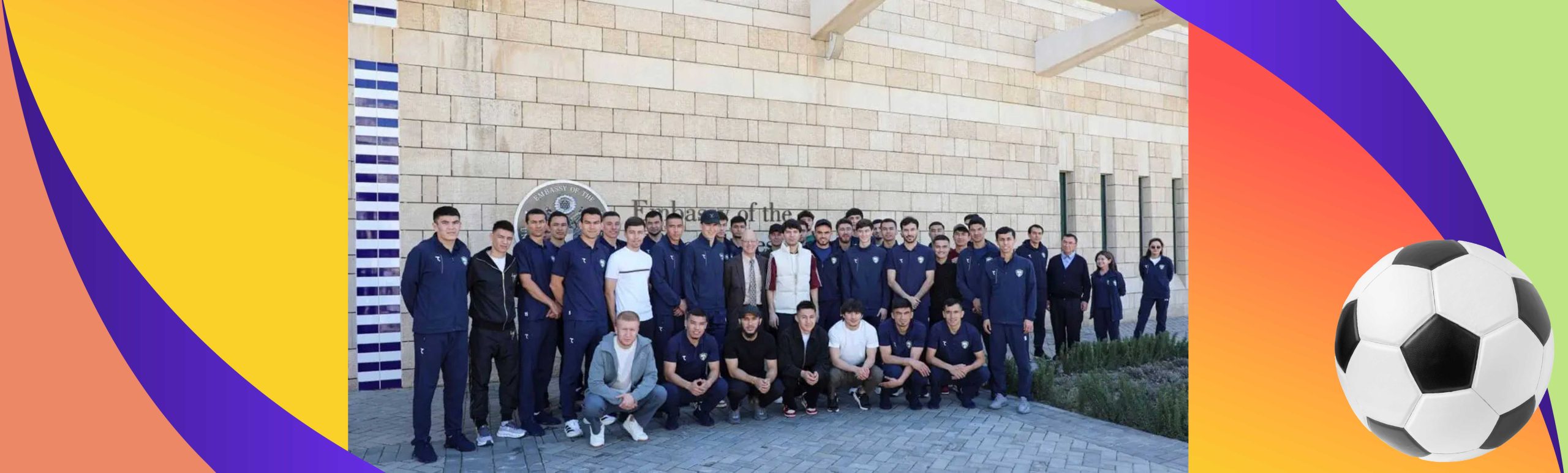 Посольство США в Узбекистане опубликовало фотографию членов национальной делегации, подавших документы на визы.